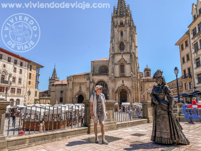 La escultura de "la Regenta" y la Catedral de Oviedo al fondo