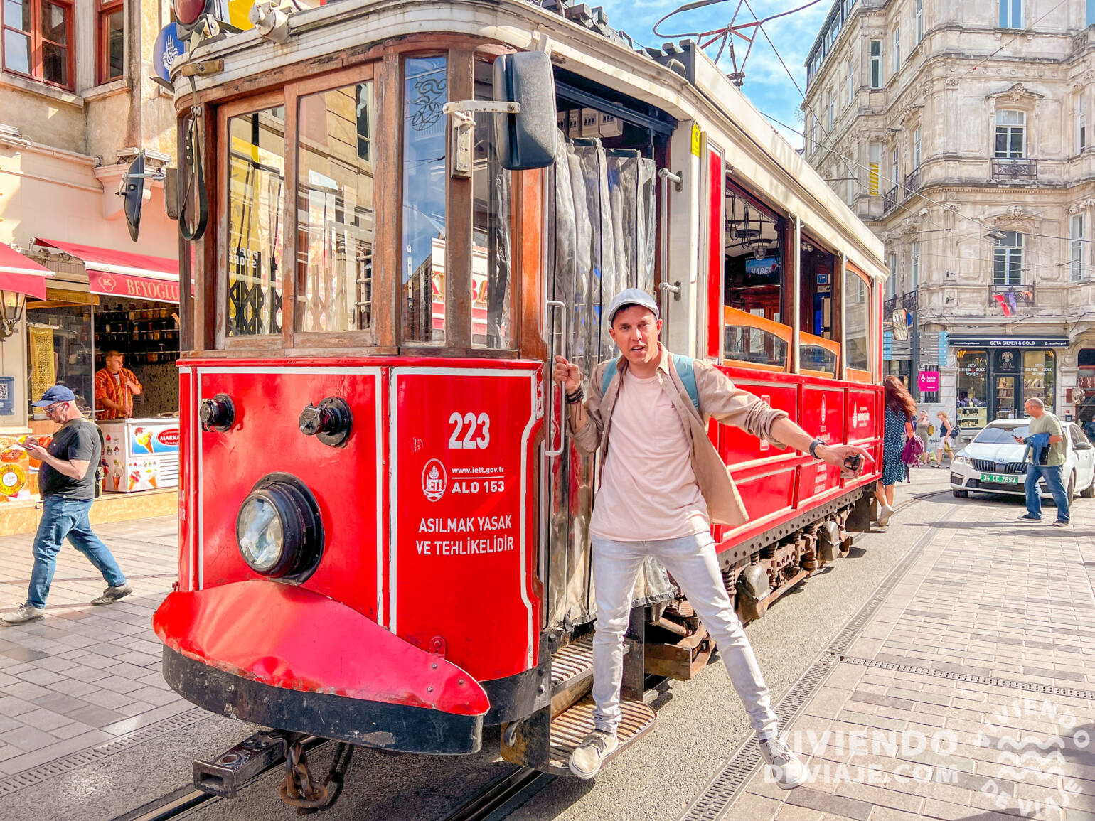Tranvía histórico en la calle Istiklâl