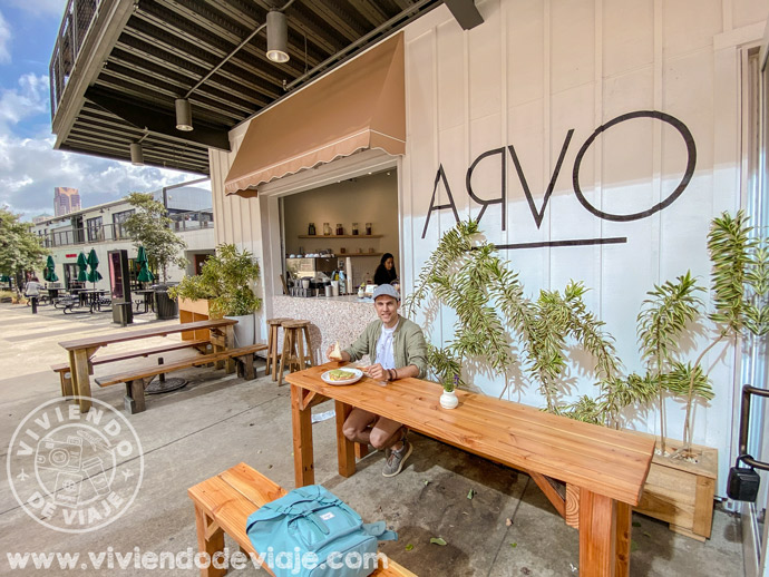 Desayunando en la cafetería Arvo en el barrio Kakaako