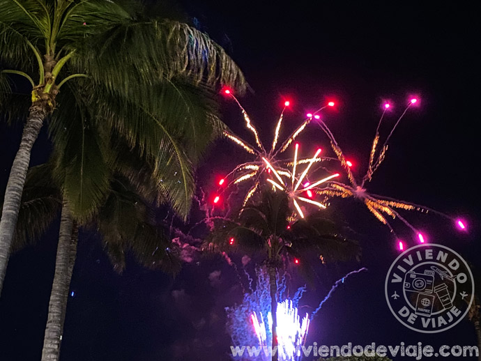 Fuegos artificiales en la playa de Waikiki
