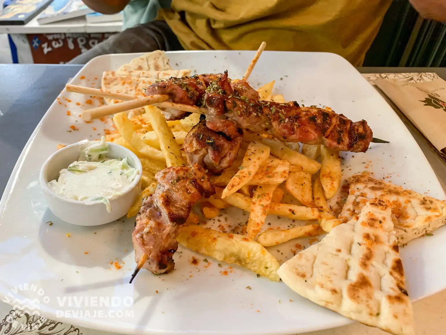 Souvlaki en el restaurante Erato | Lugares donde comer en Atenas