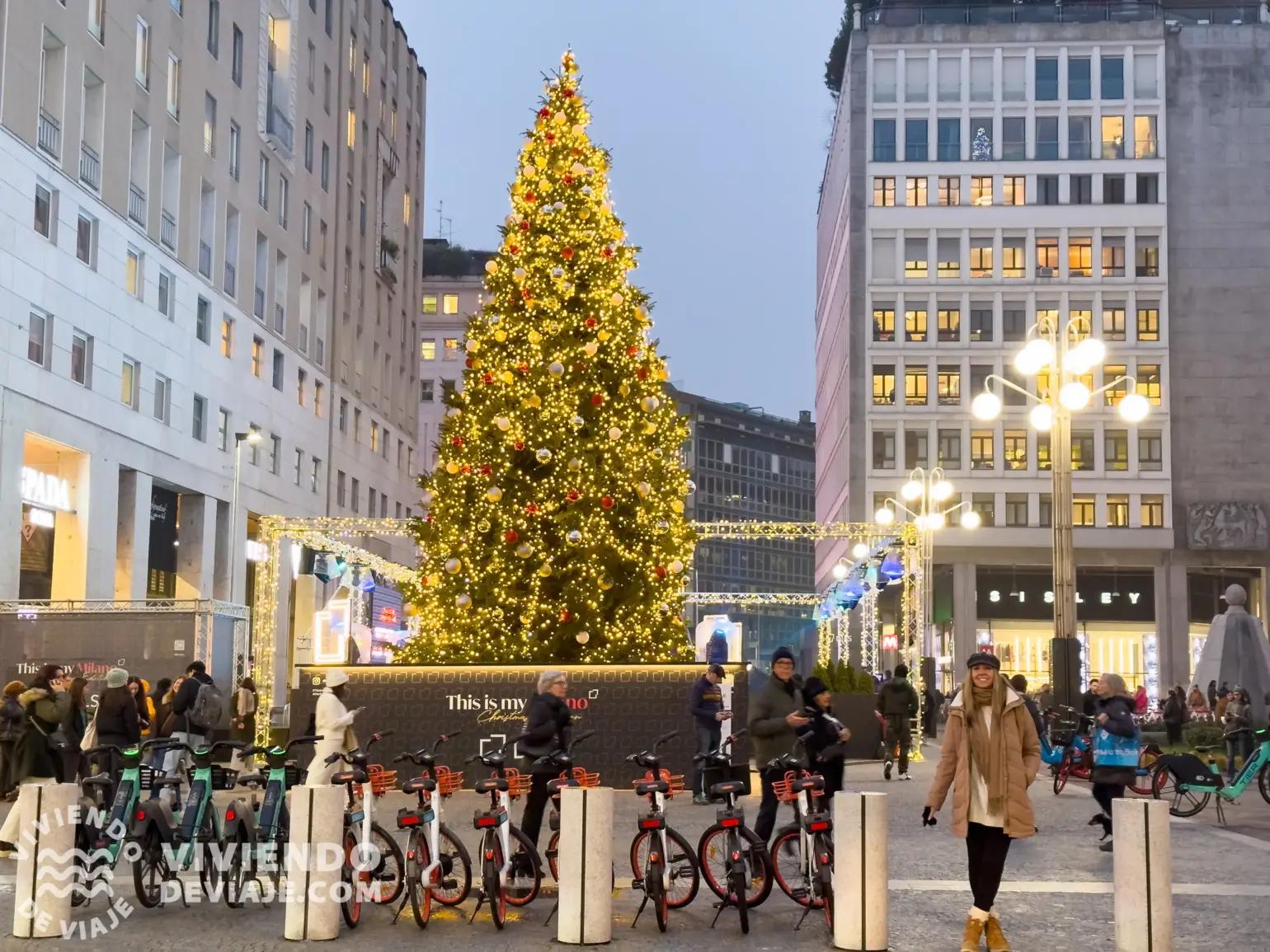 Árbol de Navidad de la plaza San Babila | Milán