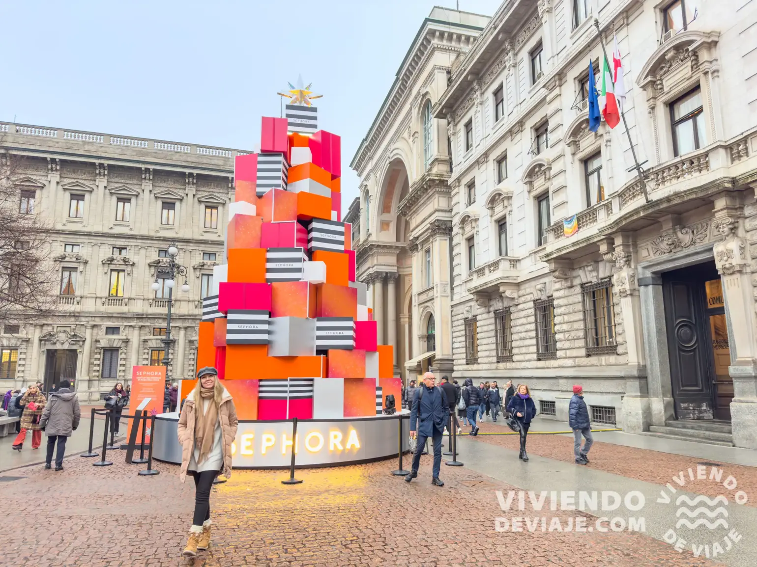 "Árbol de Navidad" en la plaza del Teatro alla Scala patrocinado por Sephora