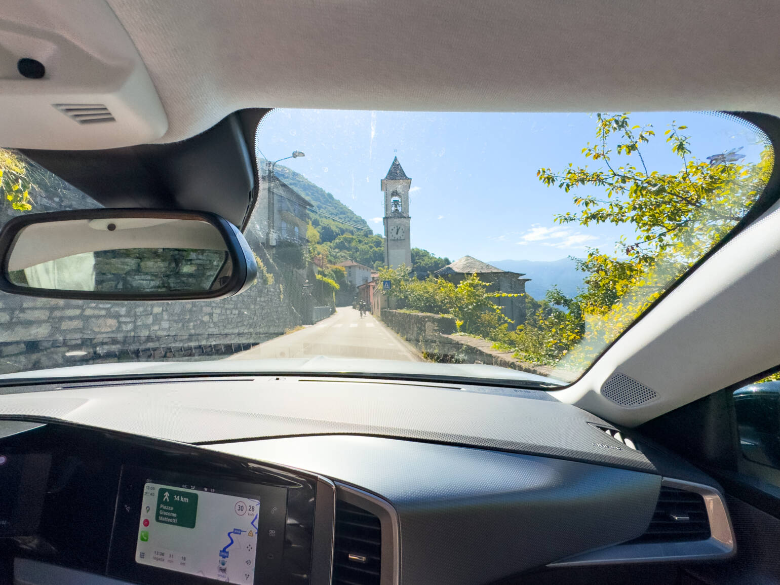 Recorriendo el lago di Como en coche de alquiler