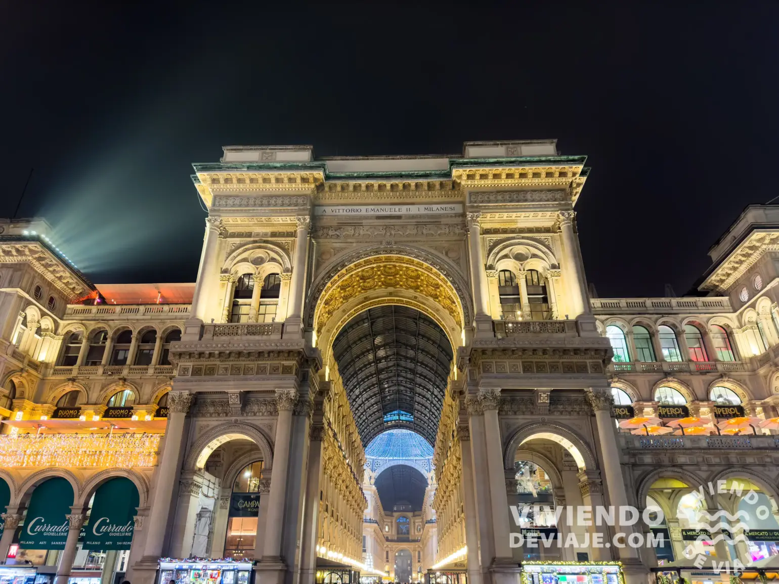 Entrada a la Galería Vittorio Emanuele II iluminada en Navidad