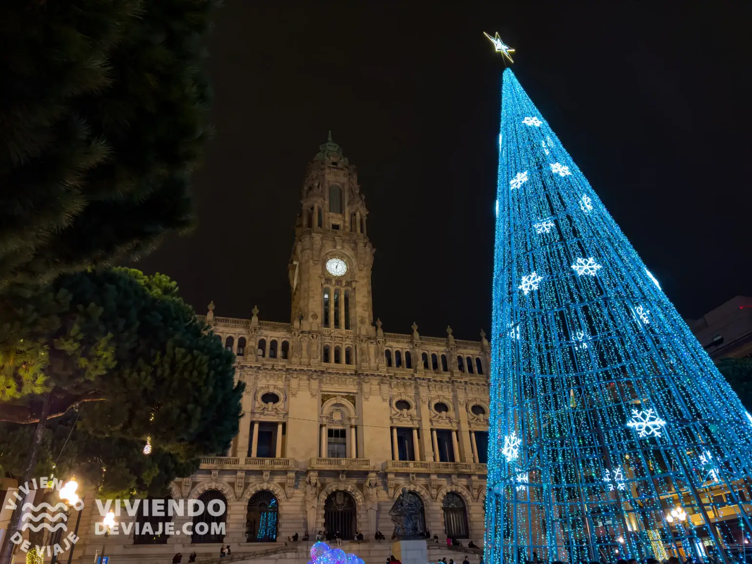 Árbol de Navidad frente al ayuntamiento de Oporto