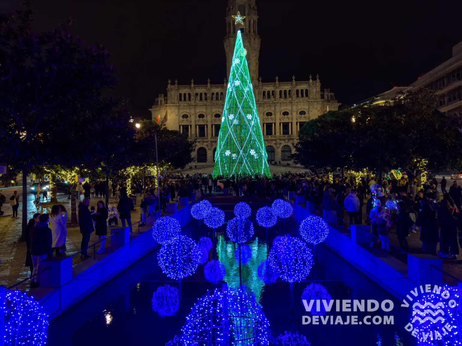 Decoraciones navideñas frente al ayuntamiento de Oporto