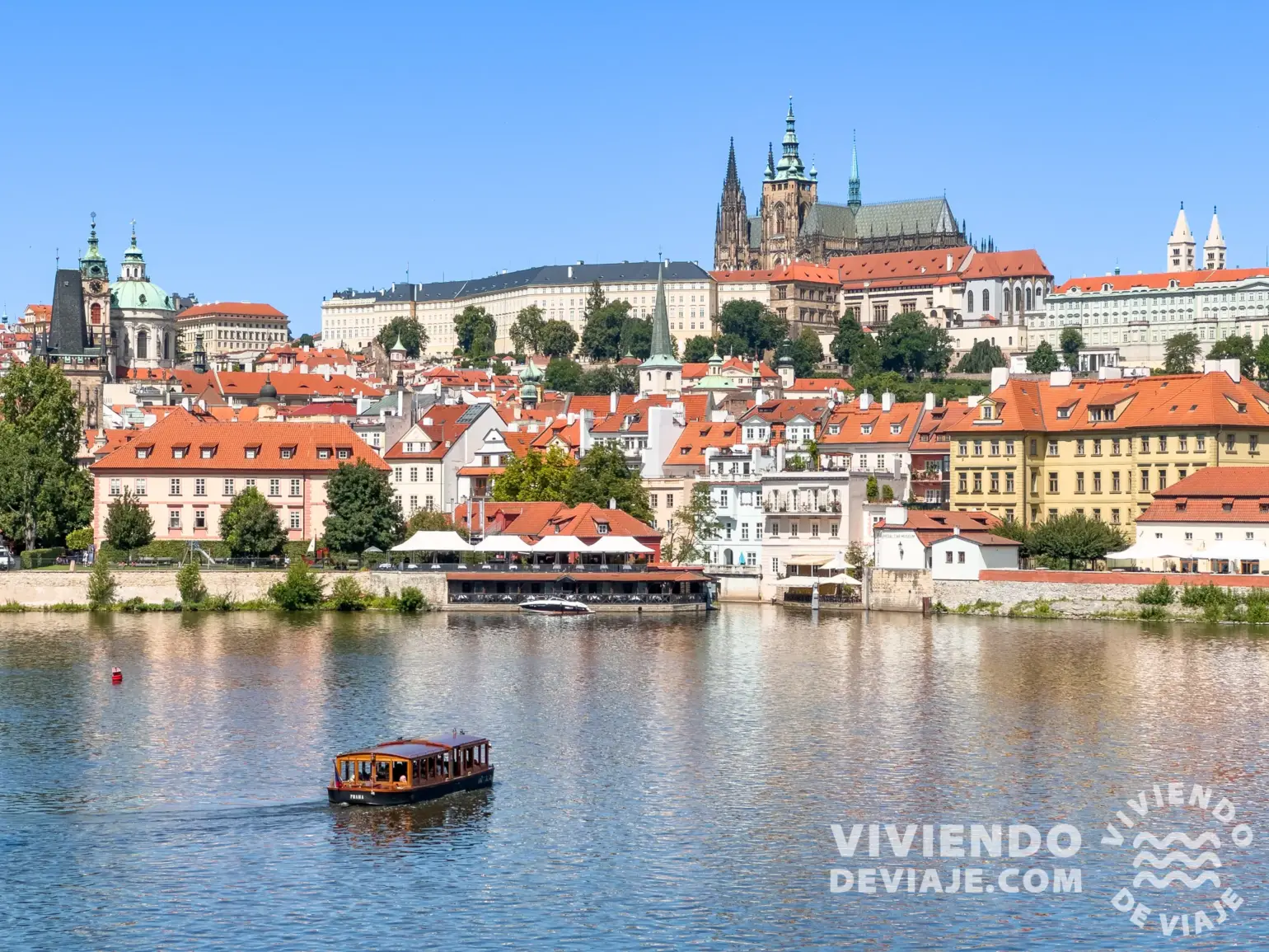 Vistas del Castillo de Praga desde el Puente de Carlos