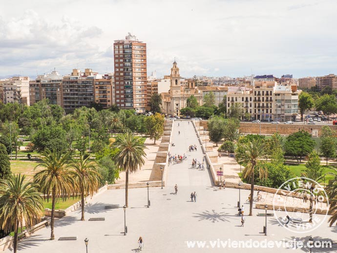 Vista de los Jardines del río Turia desde las Torres de Serranos